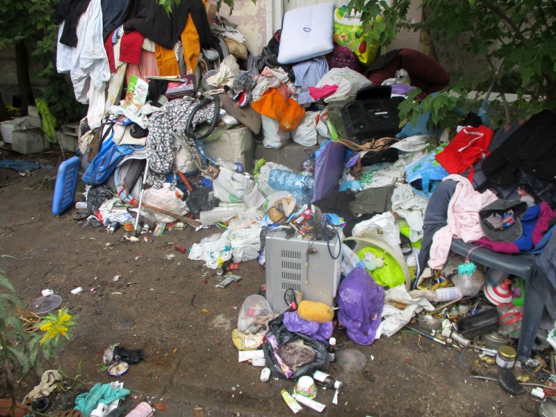 Śmieci składowane na posesji przy Obarowskiej.