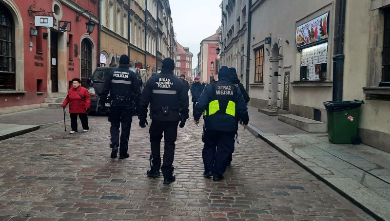 Wspólny patrol funkcjonariuszy z Rygi  Warszawy na stołecznej Starówce.