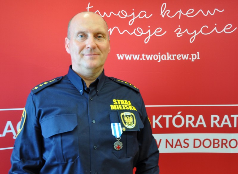 Starszy inspektor Piotr Waszkiewicz z odznaką „Honorowy Dawca Krwi – Zasłużony dla Zdrowia Narodu” 
