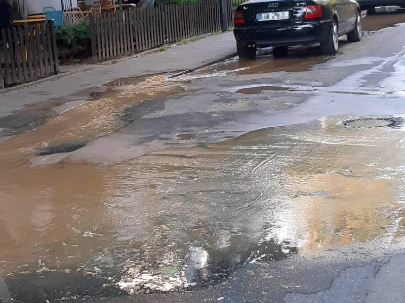 Woda z uszkodzonej instalacji płynąca ulicą Kamionkowską