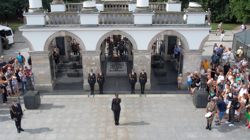 Uroczysta zmiana Posterunku Honorowego przed Grobem Nieznanego Żołnierza z udziałem Straży Miejskiej.